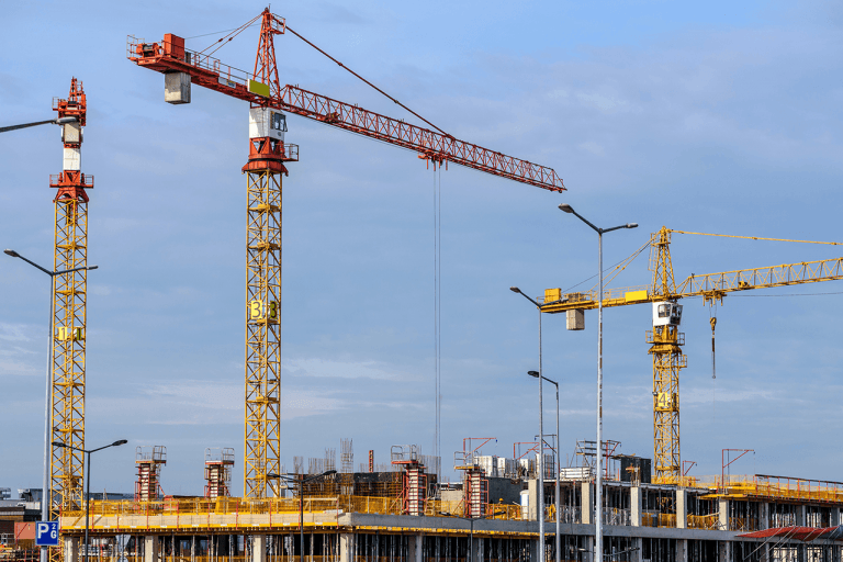 Baukräne auf einer Baustelle
