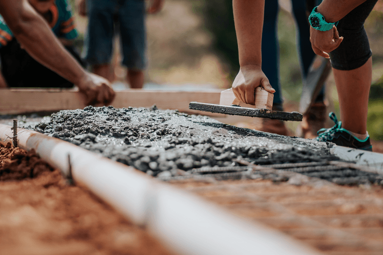 Betonieren von einer Fläche mit Werkzeugen